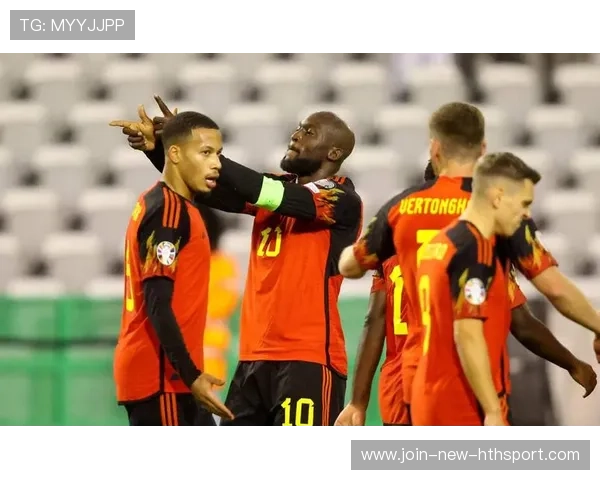 卢卡库用肩部顶开防守后完成爆抽，比利时场面彻底占优